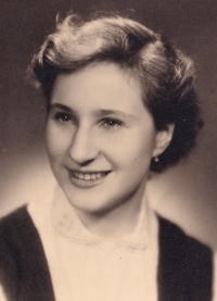 Milena Tesařová maturitní fotka, rok 1956