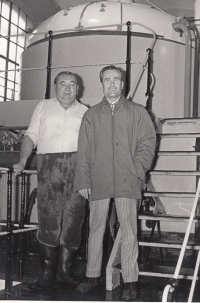 Otec pamětnice (vpravo) v pivovaru Svijany, 80. léta