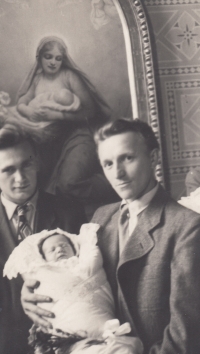 Křest Dagmar v roce 1951, vlevo otec