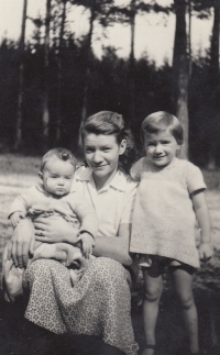 Maminka pamětnice s mladším bratrem, 1951