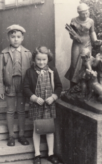 Pamětnice při své první cestě do školy v roce 1957