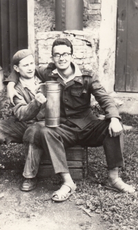 Tatínek pamětnice (vlevo) s bývalým ředitelem pivovaru Svijany Horákem, rok 1966