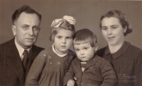 Zdeňka Pohlová po druhé světové válce se svými rodiči Josefem a Blaženou a starším bratrem