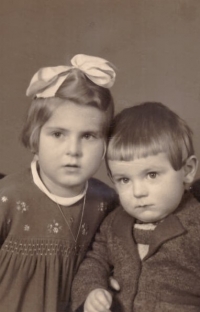 Zdeňka Pohlová po válce se svým bratrem