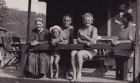 Rodina Němcova, maminka, tatínek, malá Milena Tesařová a po stranách dvě její babičky