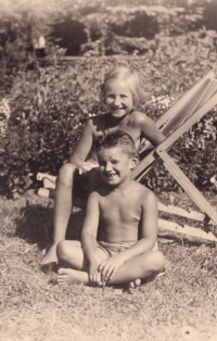 Jarmila Tesařová s bratrem Petrem, rok 1946