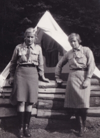 Milena Tesařová s kamarádkou Věrou na táboře, rok 1949