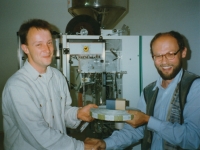 Tomáš Mitáček (vlevo) s Johannesem Gutmannem při slavnostním zahájení balení čajů v nálevových sáčcích ve firmě Sonnentor v roce 1997.