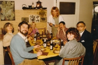 Jaroslava Tvrzníková (druhá zleva) vlevo manžel Martin Štěpánek, vpravo Milan Šulc, stojící Lída Rakušanová, zprava Sláva Volný. Vánoce v emigraci