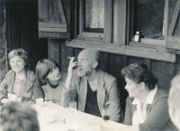 Jaroslava Tvrzníková (druhá zleva), Miroslav Macháček, matka Martina Štěpánka (zprava). 70. léta 20. stol.