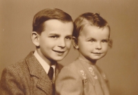 Jaroslava Tvrzníková se starším bratrem Jiřím, 1944