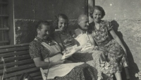 Židovi s dcerami Dážou a Irenou, provdanou Linhartovou