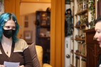 Miloslava Smolařová při rozhovoru se žákovským týmem, 2021