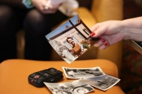 Prohlížení fotek při rozhovoru, 2021