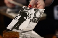 Prohlížení fotek při rozhovoru, 2021