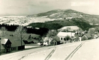 Pohled z Albrechtic na Bukovou horu, pod ní továrna Schowanek, kde se za války vyráběly zbraně, přídavné palivové nádrže do letadel a modely techniky pro německé letectvo