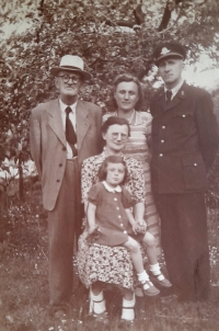 Děda Josef Kubík, babička Anežka Kubíková, Marie Pleyerová (pamětnice), její rodiče v roce 1954