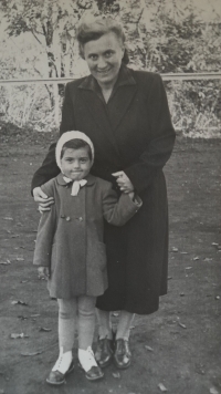 Marie s maminkou v roce 1955