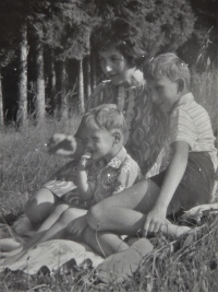 Rodina Krajíčkova na výletě v srpnu 1968, krátce po okupaci