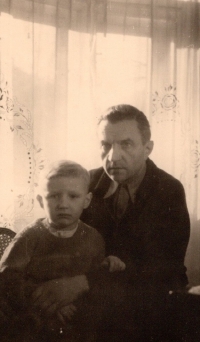 Malý Pavel s otcem