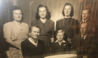 Wilibald Klinger s rodiči a sourozenci – foto pořízené po návratu z lágru
