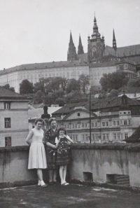 Markéta Suchá s babičkou a maminkou (zprava) na terase dnešního Malostranského gymnázia