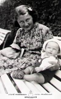 Tomáš Petrák s matkou v Poděbradech (kolem roku 1948)