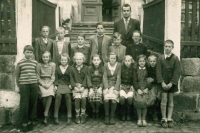 Charlotte Scharfová na snímku ze školy, (pátá zprava v dolní řadě), zcela vpravo nahoře učitel pan Baum, začátek 50. let 20. století