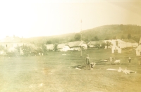 Slupečná před válkou, vlevo stará škola, v pozadí statky, na jejichž místě byly v 60. letech postaveny bytovky