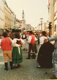 Frymburský folklórní soubor na vystoupení v rakouském Steyru na konci 80. let