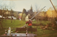 Otec Eržiky Sojkové při vztyčování májky ve Slupečné