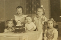 Eržika Sojková se sourozenci