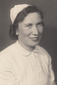 Matka pamětníka Kristýna Nevšímalová, roz. Kadlíčková, ve vojenské nemocnici v Českých Budějovicích, 1946
