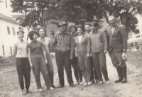 Otec Jaroslav Nevšímal vpravo se skupinou vysokoškoláků na prázdninové brigádě, 1972