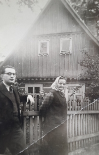 Babička Marie Rydvalová a otec pamětnice Antonín Lejsek