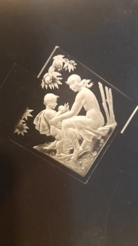 Rytina do křišťálu, autor: Alois Hásek, otec manžela pamětnice