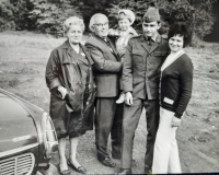 Rodina Háskových, vojenská přísaha bratra pamětnice (rodiče, Honzík, bratr, Alena)