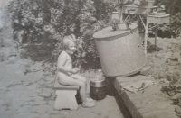 Stanislava Paulíčková jako malá dívka u medometu, který rodina měla