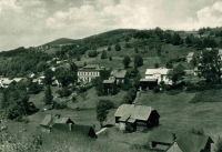 Albrechtice před druhou světovou válkou, pohled na část obce pod Mariánskou horou, největší budova je škola