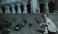 S holuby na Malostranském náměstí v Praze