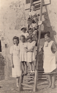 Vlasta Bůtová (první řada, druhá zleva) s maminkou (vpravo), sestřenicemi a bratranci
