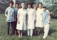 Vlasta Bůtová (třetí zleva) se spolupracovnicemi, 80. léta 20. století