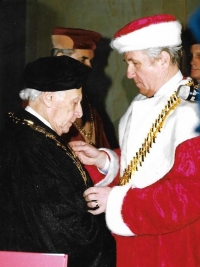 Handing over the honorary doctorate of PF UHK to Viktor Fischl, 1997