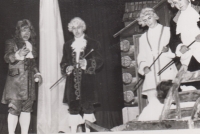 Fr. Drápala jako ochotník spolku Satirický kolektiv tranzistorů (SaKoTrans) 2. zleva, představení Jeppe z vršku, konec 60. let