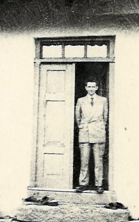 František Dvořák ve vchodu do rodného domu v Příčovech (50. léta)