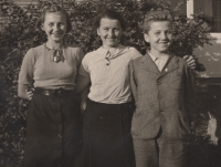 Zleva sestra Jarmila, maminka Klárka a Václav, u školy ve Věkoších, kde krátce bydleli (otec pamětníka zde byl řídícím učitelem), 30. léta 20. století