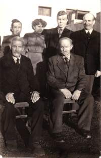 Rodina Hadrabova v padesátých letech. Stojící uprostřed Jaroslav a Marta Hadrabovi. Po stranách matka a otec pamětníka, sedící jeho dědové.