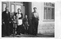 Rodina Mileny Hercíkové v roce 1944 u domu v Újezdu