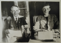 Vpravo pamětníkův dědeček Josef Kuthan nejstarší a vpravo pamětníkův otec Josef Kuthan starší, 1939
