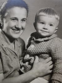 Jindřich Polák s maminkou v Broumově v roce 1950
